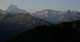  Au petit matin  vue sur le Viso à Gauche. Au centre le mont Aiguillette. A droite la Taillante (pointue)  et en arrière plan à droite le Pain de Sucre. (c) Christophe ANTOINE
600*322 pixels (9114 octets)(i3503)