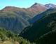  Vue en montant sur Soulier. En bas se trouve château Queyras. On observe de Gauche à droite: le sommet Bucher le col des Près de Fromage le vallon de Rasis.
450*349 pixels (22588 octets)(i427)