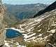 Au zoom depuis le col Vieux au premier plan le lac Foréant puis le lac Egorgéou. Au dernier plan à gauche le Pic de Rochebrune. Entre les deux le sommet de la Lauzière sur la crête de Gilly  et de Peyra Plata qui se termine à droite par la tête du Pelvas. (c) Laurence Terras.
800*683 pixels (106711 octets)(i3312)