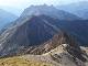   Vue depuis la Pointe de Rasis sur la crête des Chambrettes puis au fond le pic de  Guillestre.  (c) Christophe ANTOINE
600*450 pixels (43598 octets)(i5386)